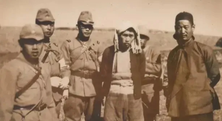 抗日战争期间，被日寇俘虏的中国战士。照片中两个战士显然经过一番乔装打扮，他们一个