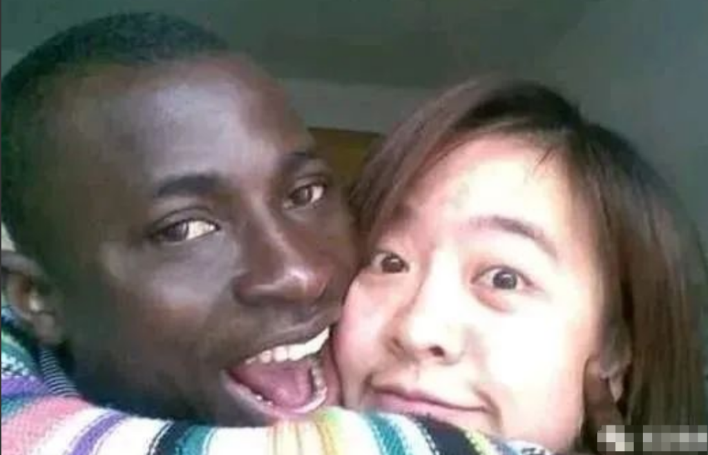2004 年，老师问武汉女大学生是不是和黑人留学生交往，女生尴尬否认，可老师接下
