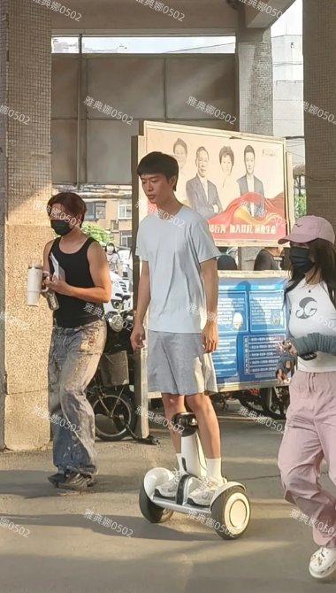 偶遇范丞丞，本人个子挺高但长相很一般，姐姐长得那么漂亮，眼睛又大又有神他却是小眼