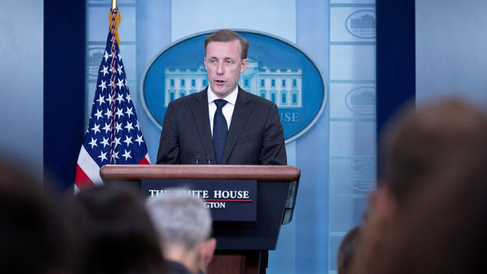 不准中国修水坝，拜登对华连出5招，美专机直飞邻国，中方亮剑