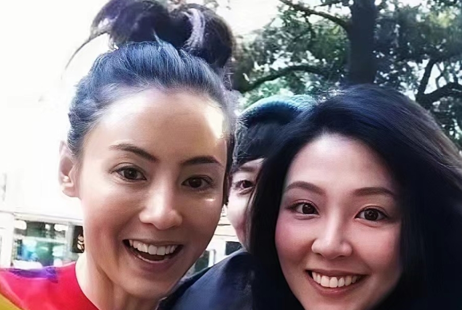 张柏芝和路人的合影，一如既往的漂亮。镜头下的张柏芝素面朝天，扎着简单的丸子头，穿