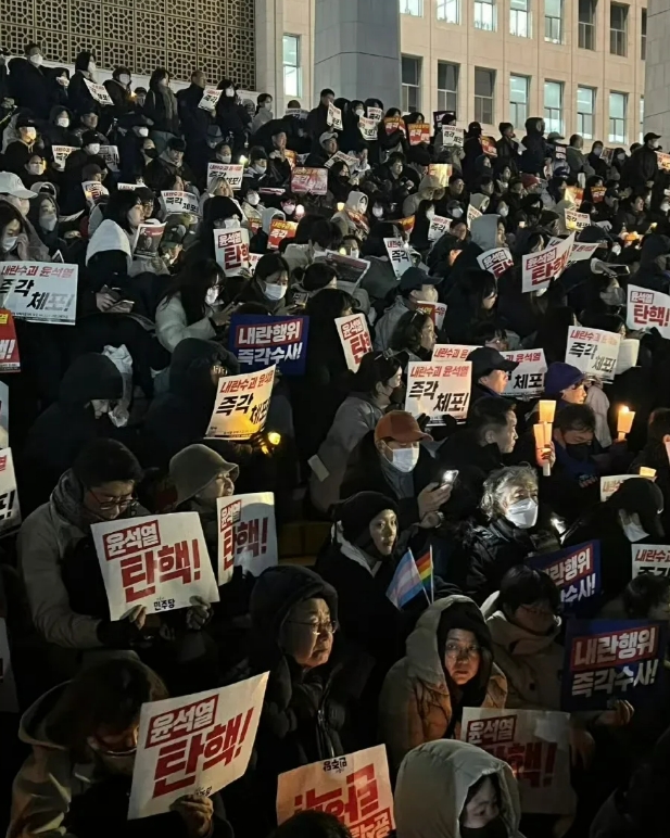 首尔街头数十万群众开始向总统府进发