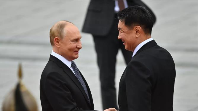 谈笑风生，蒙古国隆重欢迎普京的访问。

当地时间9月3日，蒙古国总统乌赫那·呼日