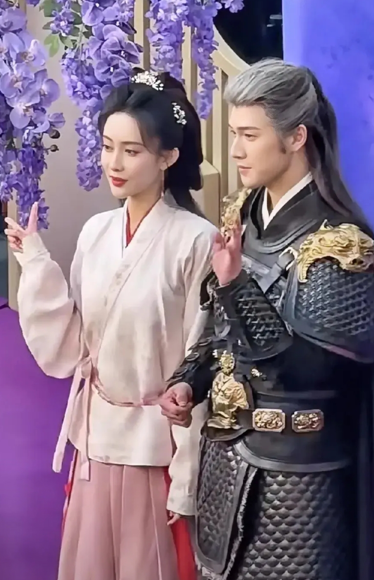 再也不信了，腾讯九重紫首映礼，孟子义李昀锐全程已经没有什么交流了，孟子义穿得少，