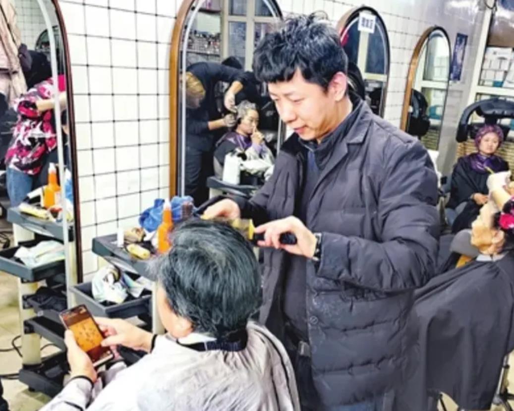又一位理发师火了！山西太原，一理发店自开业以来，坚持10元剪发，20年间从未涨价