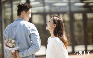 年后，瞒着男友进了他公司。他疏离而又冷淡，「我不和陌生人握手。」