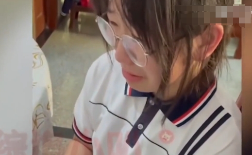 这才是大多数考生的现状，高考失利意外场面，女孩跪地痛哭，害怕看到父母期待眼神 。