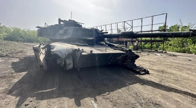 美国坦克成了一堆废铁。

当地时间9月12日，俄罗斯国防部表示，在解放顿涅茨克人