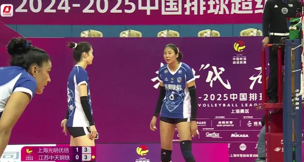 江苏女排3:2战胜上海女排，三个事实不得不说:
1 都说心比天高命比纸薄，放在上
