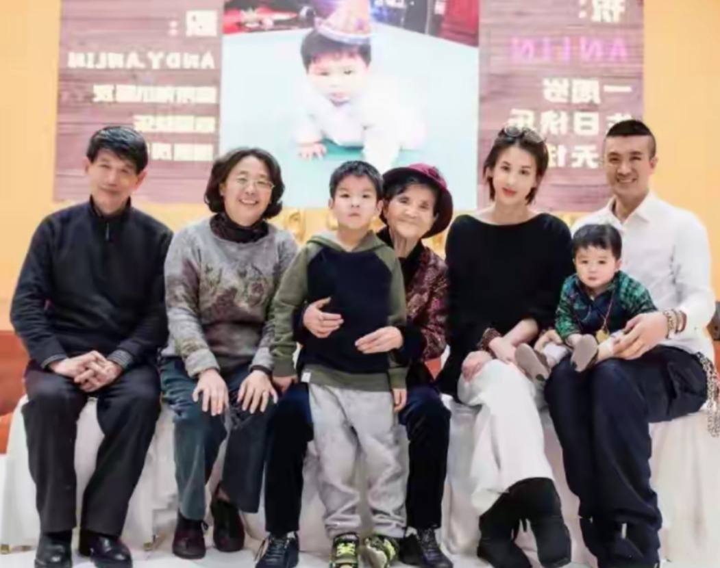 还记得2006年的时候，黄圣依和周星驰打官司，黄圣依需要赔偿600万，当时杨子直