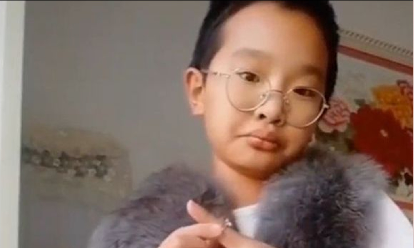 网红少年钟美美因模仿老师视频走红，拒绝百万签约金，专注学业。但其家庭经历不幸，父