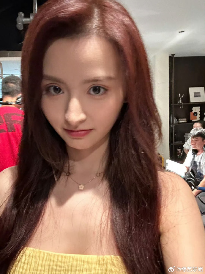 金子涵晒照，是拍摄短剧期间的一些自拍。网友感叹，没想到爱豆也加入了短剧赛道。这话