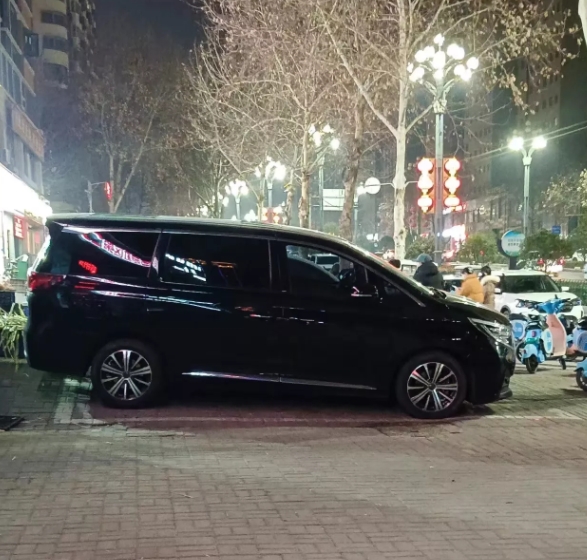 你们换车了吗？不知道为什么有人会买这样的车，黑黑的，远远看去，就像guan ca