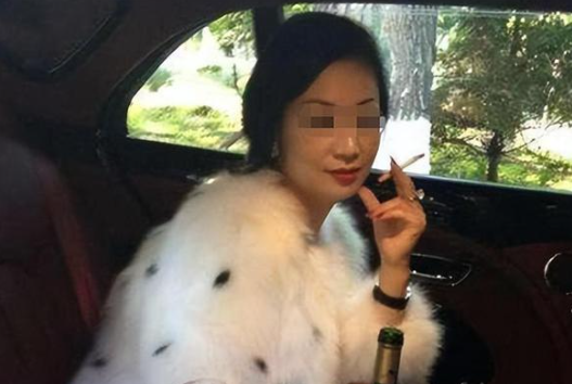 “把我当鸭子，我要你全家陪葬！”上海42岁富婆花200万包养28岁小伙，还租下别