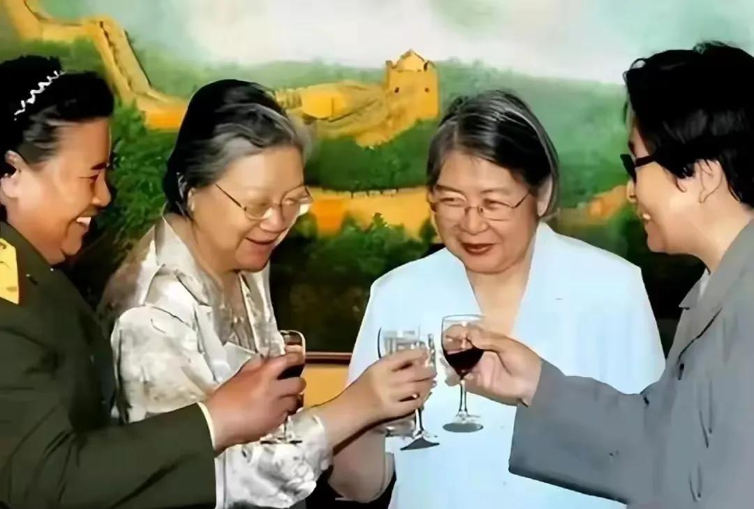 毛主席的几个孩子，也是毛家最重要的四个女人，两位仍健在！
照片中的这四个女人，她