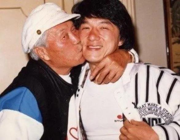 当年，成龙回到安徽老家认亲，却问了大哥二哥三个问题，没想到最后一个问题竟然有点无