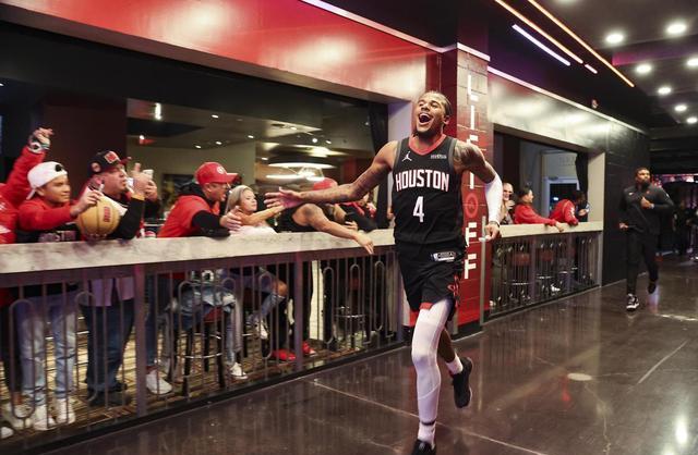 NBA赛季中，休斯顿火箭队异军突起，以29胜14负稳居西部第二，展现重建成果。球