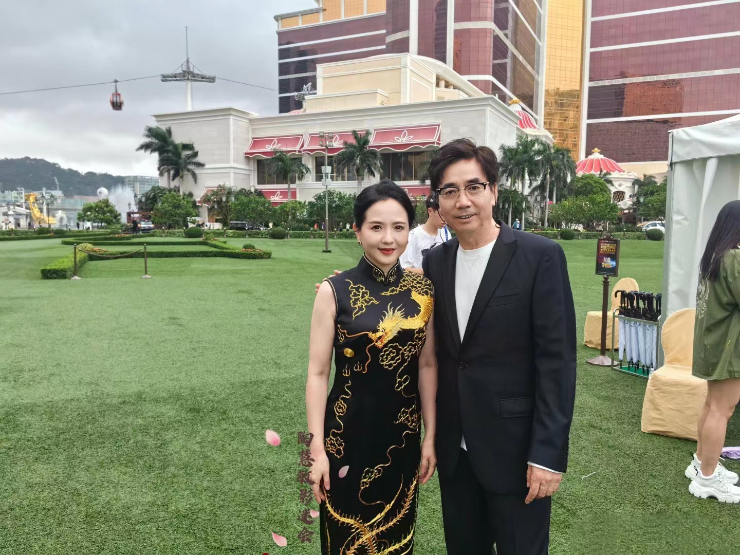谁要把左边这位女士认出来，年龄肯定不小了，不夸张的说她在90年代名气远超许晴，如