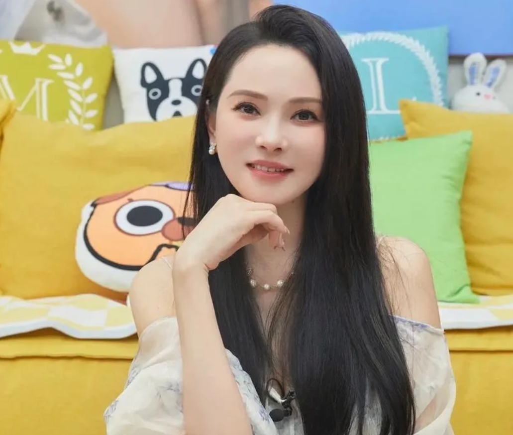 伊能静说，当年我和黄维德在北京街头牵手，被狗仔偷拍到，新闻很快传到了前夫庾澄庆家