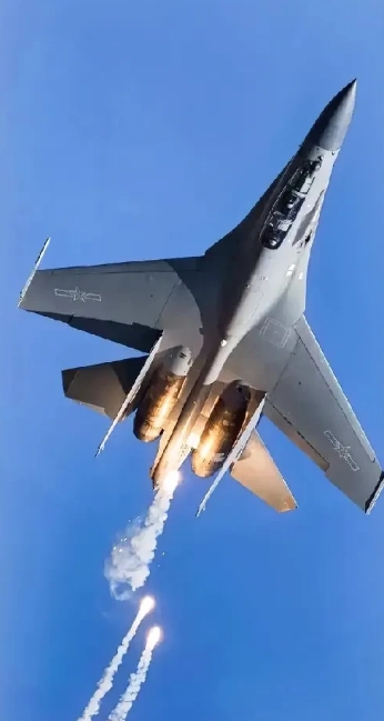 歼-20完爆F35

最近美国F35在南海飞行时，意外发现两架歼-20与其相距很