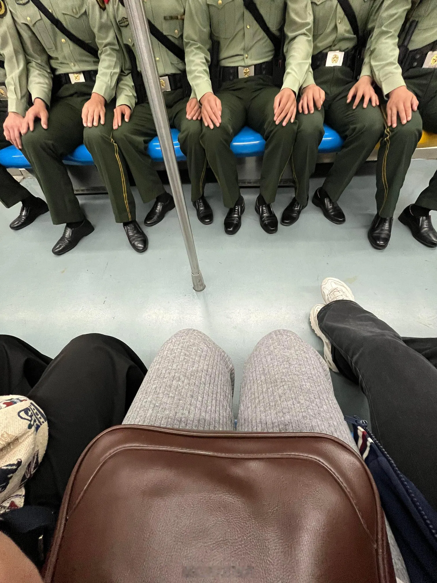 三个女大学生瞎逛完回学校地铁上…怎么要微信？在线等，急……
