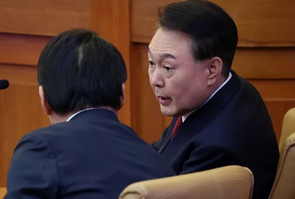 辩论10小时！尹锡悦累了 
刚刚，在举行第7场辩论辩论后，尹锡悦离开宪法法院，这