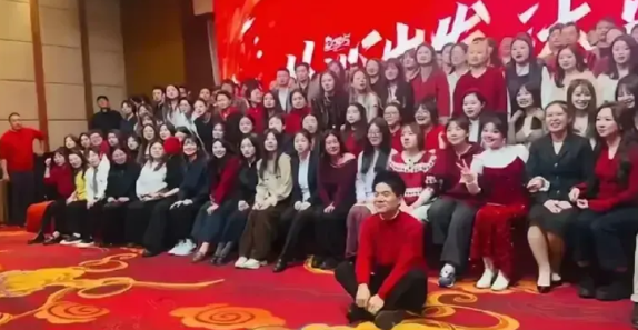 董雨辉让人佩服的不是他有流量，也不是他的学识，更不是他的好人缘。而且他的尊重人的