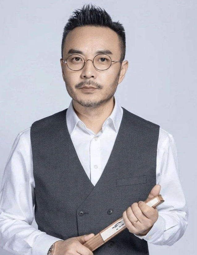 汪涵五十，岁月留痕，魅力依旧