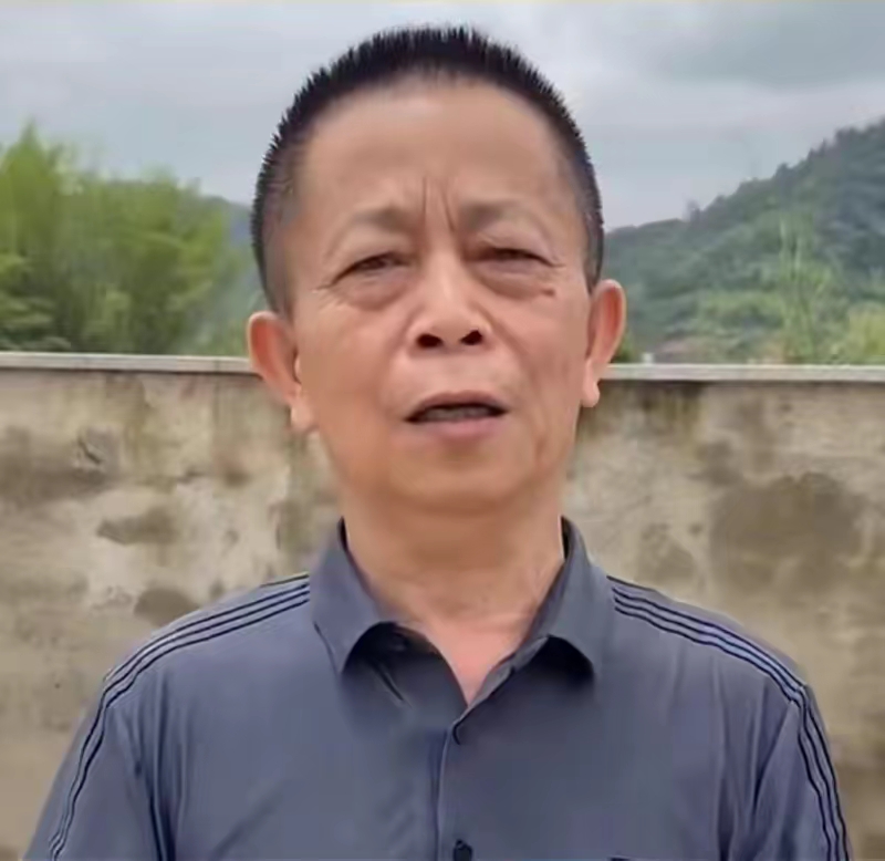 凌晨跪在高速路上拦车的老人，被一位司机大喊“你不要命了！”确实不要命了，这是拿自