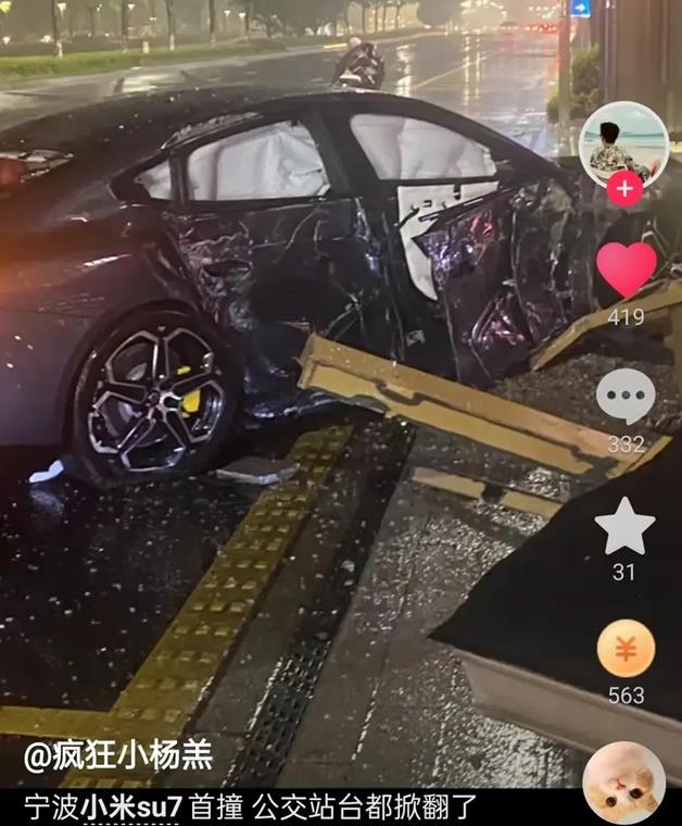 当小牛说车还是吐槽消失的问界的时候，问界M5直接撞翻了大货车，导致货物撒路一地，