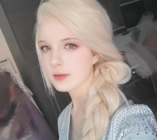 听说这是目前涌入小红书老外的天花板。
19岁的芬兰妹子。
真好看。
你们能找到她