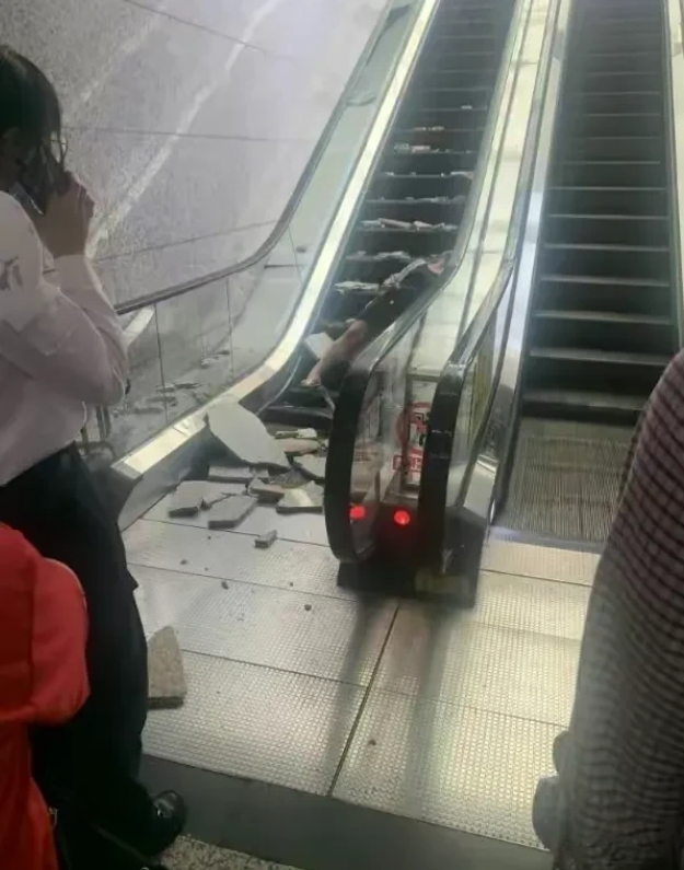 “太吓人了！”重庆，一孕妇行走单轨3号线南坪站2号出入口时，不幸被上方的装饰石砖
