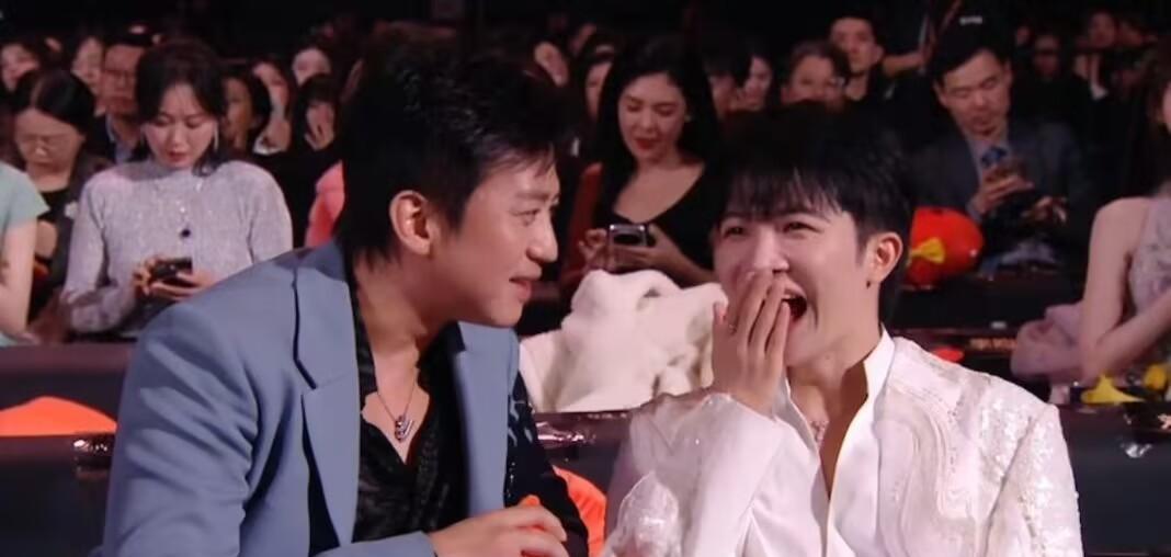 第二排？已经算是高位了。别看他年轻，站在这位置，已经代表了他的实力，哪怕他不是顶