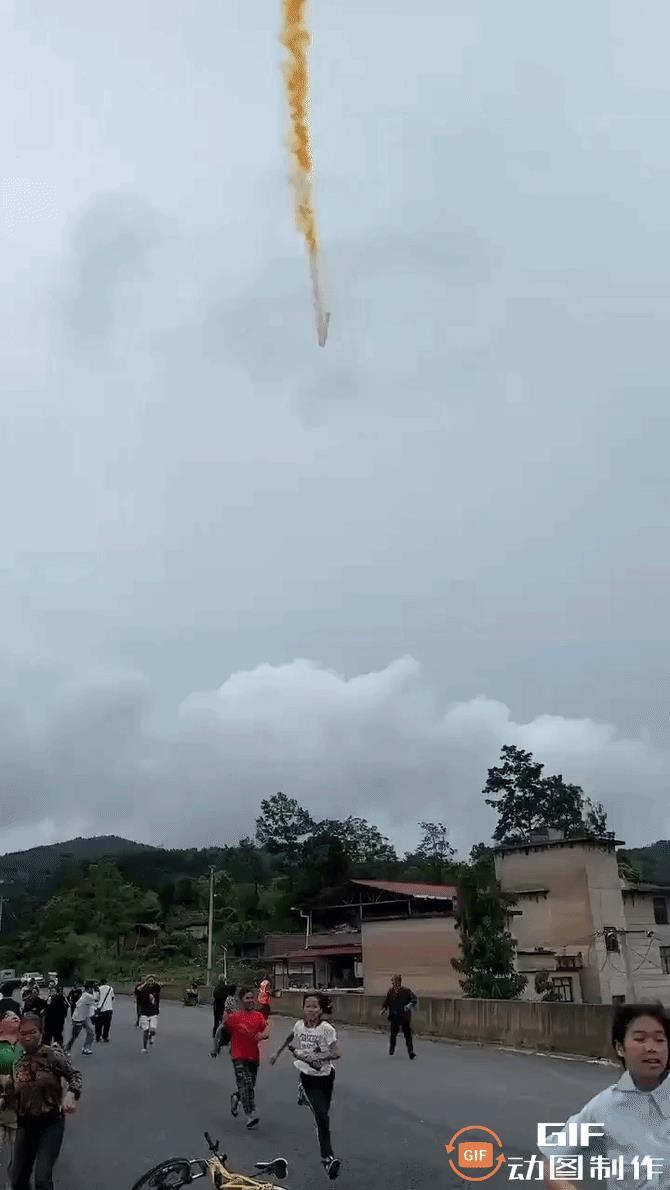 不要惊慌，不要惊慌。这不是发射的二丙嘛？
二丙发射，有人拍到了火箭一级降落的画