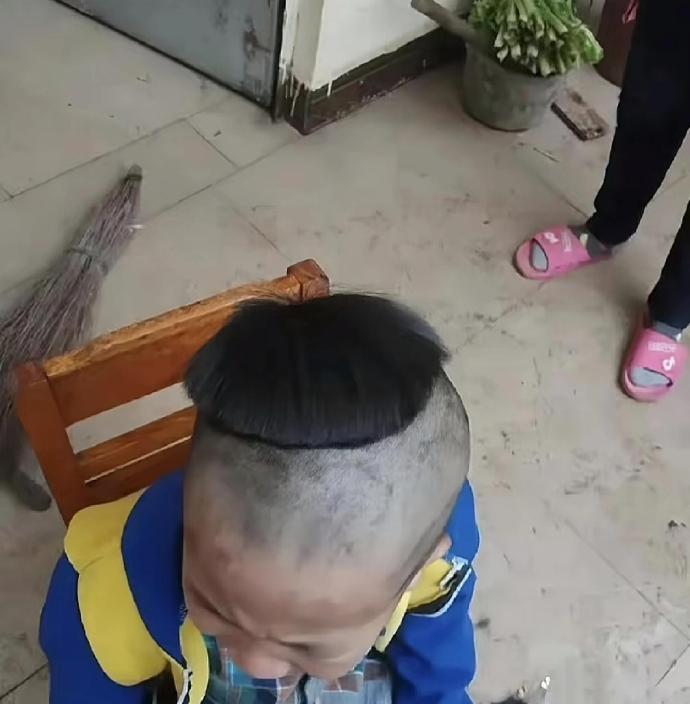 奶奶剪完头才发现碗扣歪了