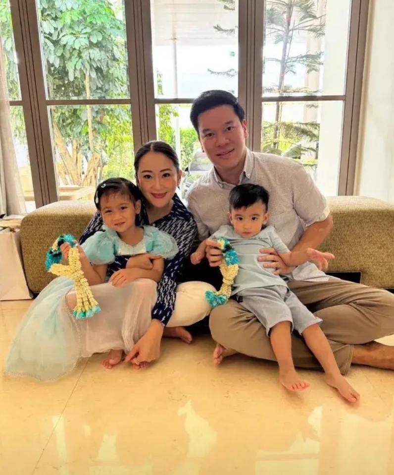 泰国总理佩通坦的一些冷知识

1、佩通坦的丈夫皮塔卡帅气十足，曾在一家航空公司担