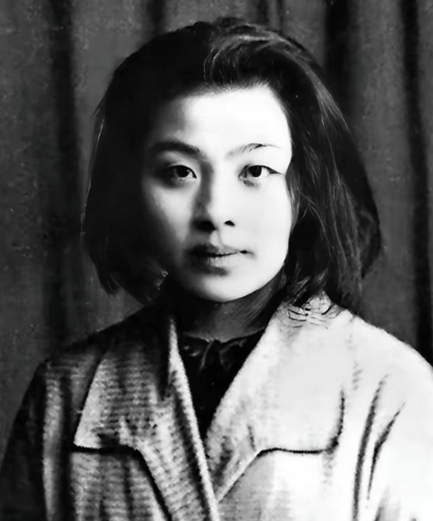 1928年，女作家丁玲同时爱上了两个男人，她谁都无法放弃，于是便提出了三人同居，