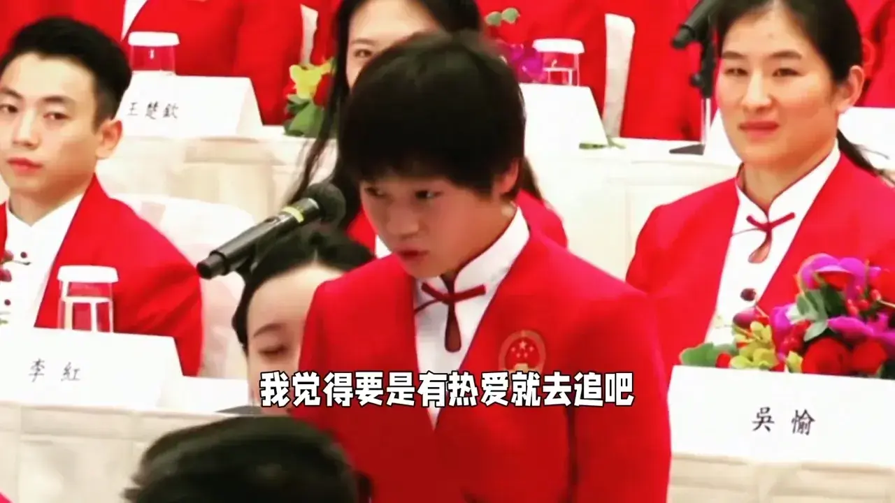 全红婵在香港回答了大家关心的三个问题：

1. 为什么背着2万多的背包？全红婵说