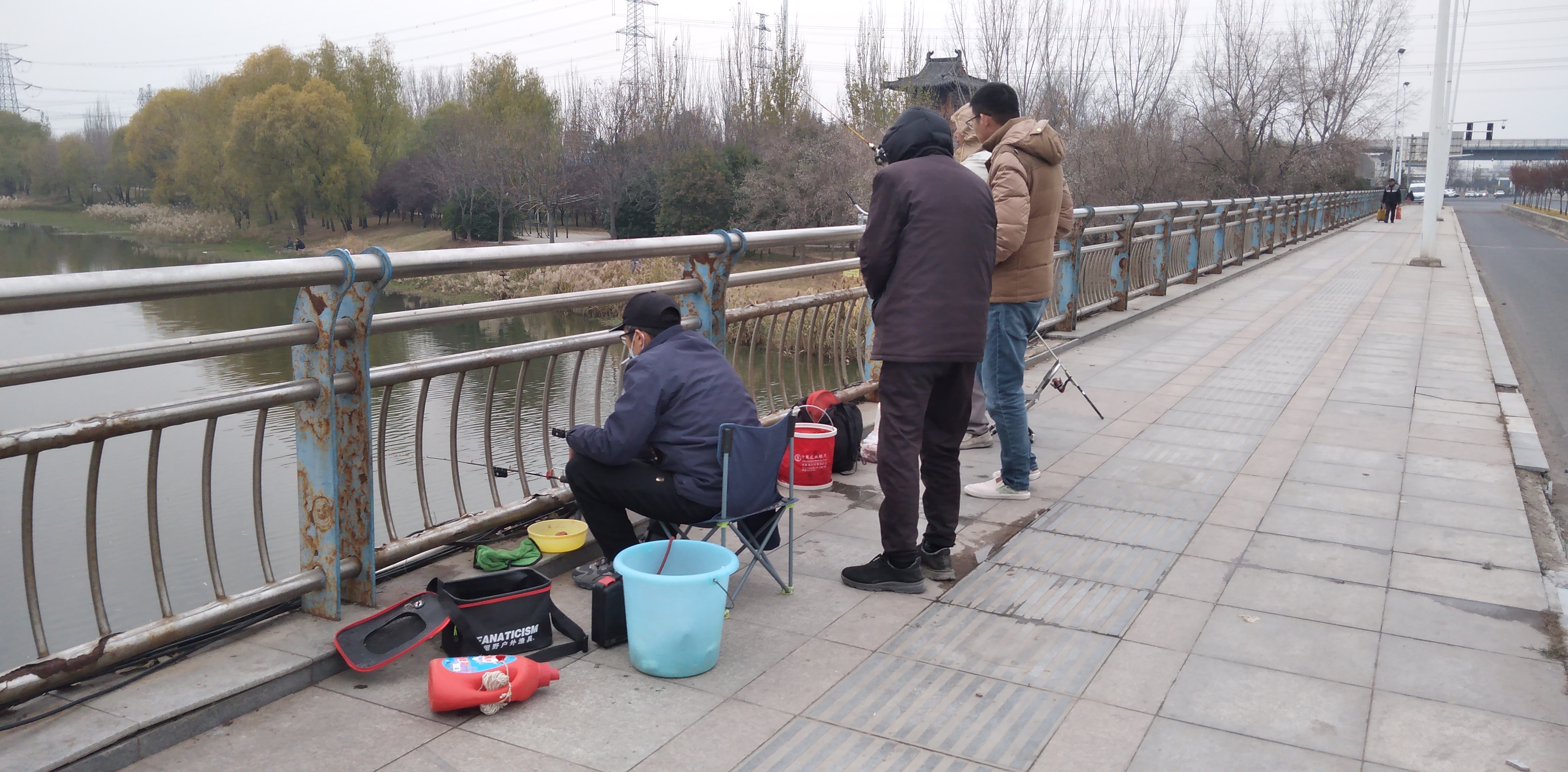 冬日垂钓人的快乐时光