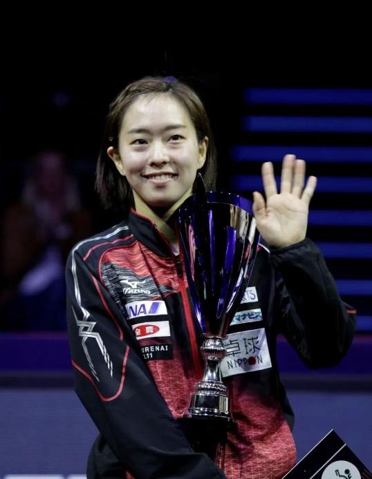 石川佳纯是日本乒球坛少见的美女，为日本乒乓球立下悍马功劳。

石川佳纯算是体育世