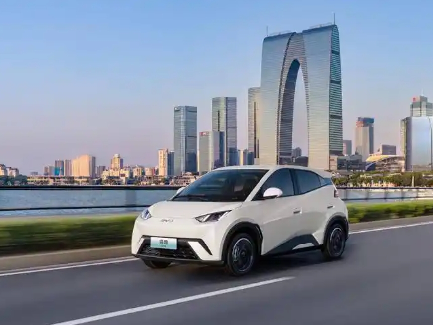 家中既有新能源车又有燃油的车，是个什么感觉？
这么说吧，只要你能开新能源车，就绝