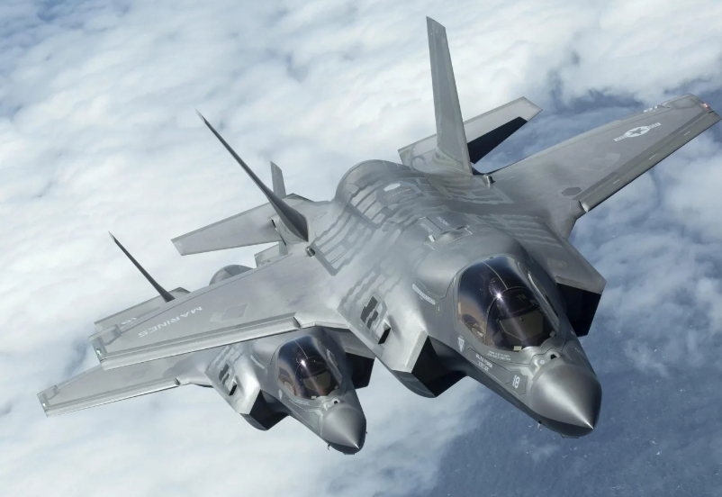 F-35闪电II战斗机是美国研制生产的第五代隐身战斗机，

具有超强的隐身性、机