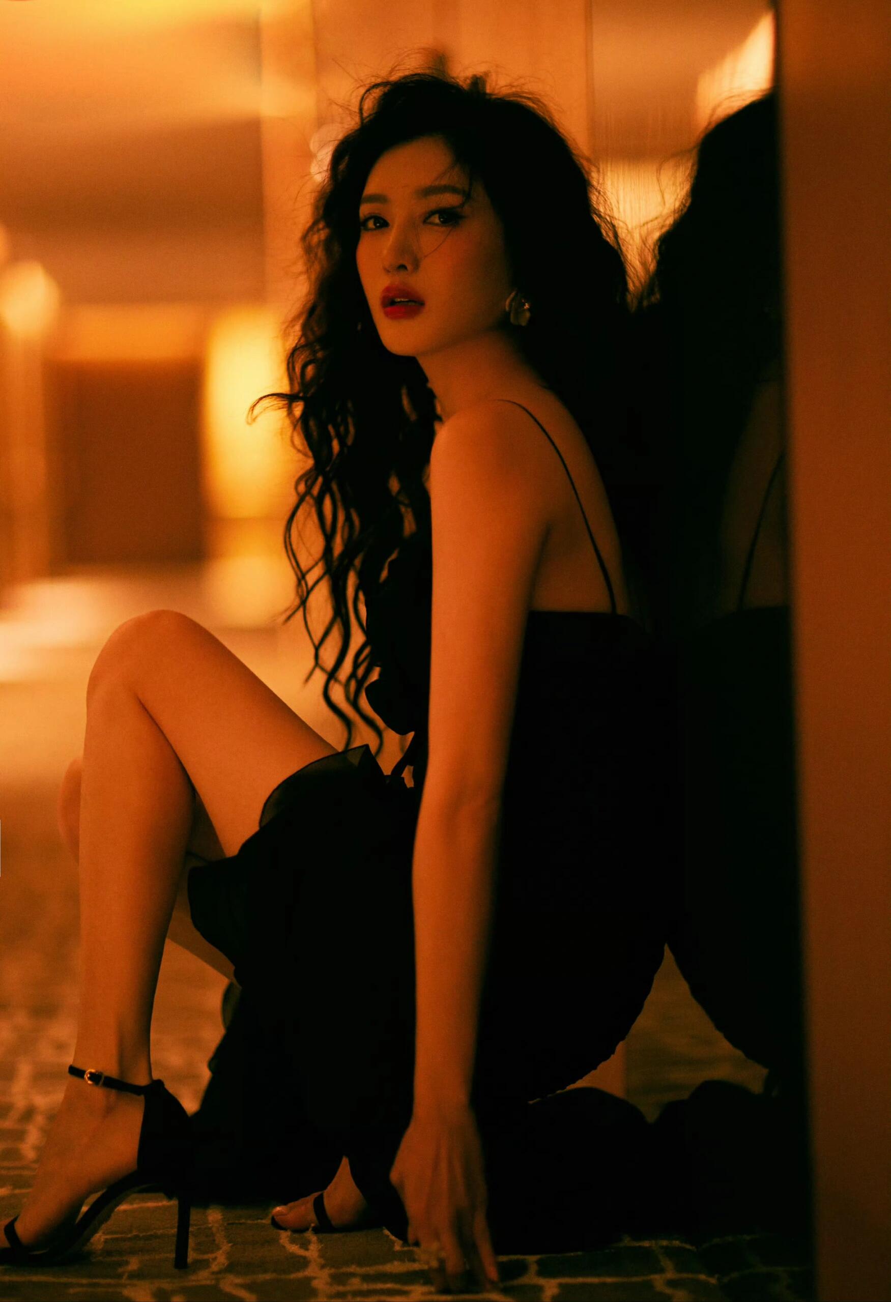 江疏影的这组照片氛围感满满!