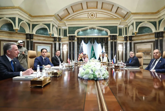 
这注定是一张要载入史册的照片，为了结束俄乌战争，美俄进行了会谈，少了乌克兰这个