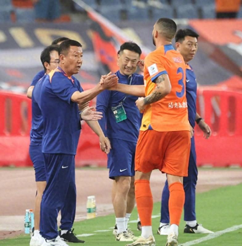 在泰山队3:1战胜河南队的赛后新闻发布会上，崔康熙教练的三句话让在场的记者们报以