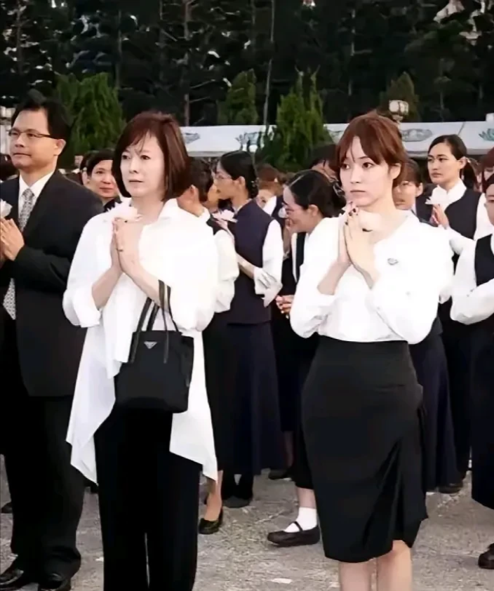 侯佩岑和她妈妈长得一模一样，侯佩岑的妈妈年轻时两次勾引闺蜜的丈夫，晚年却用一句万