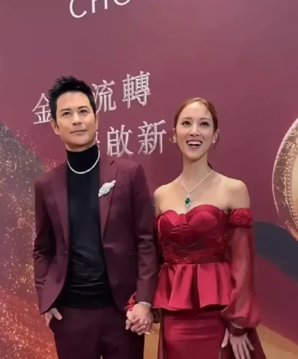 说实话真爱不分年龄，港星郑嘉颖携小他22岁老婆陈凯琳出席活动，俩人十指紧扣特别恩