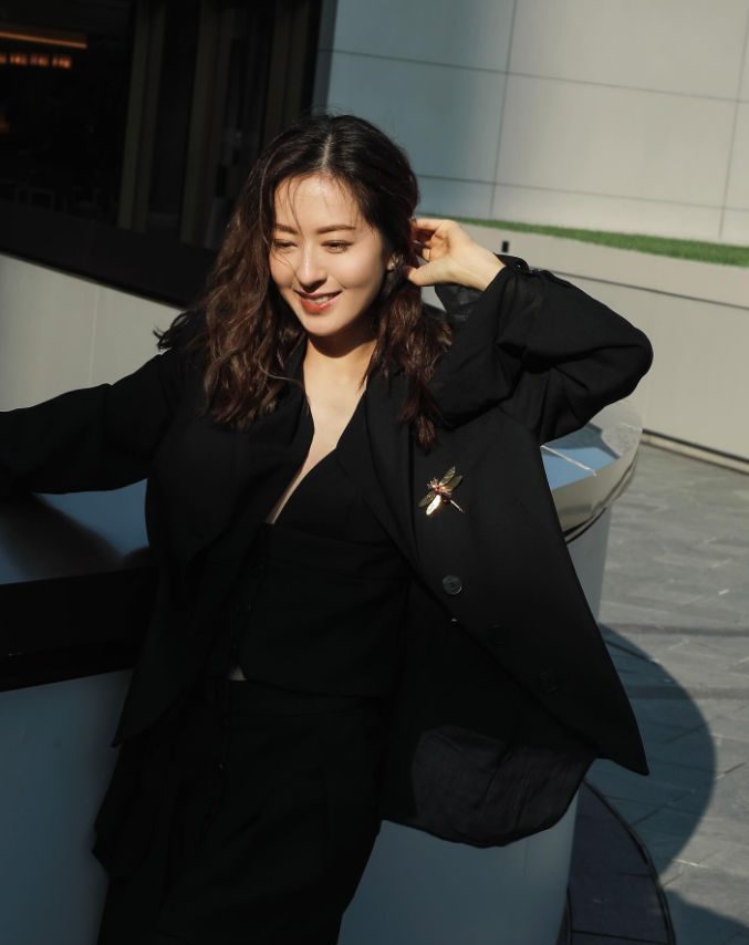 她目前是香港TVB顶级美女，今年已经42岁还是单身，这个年纪要找合适对象结婚太难
