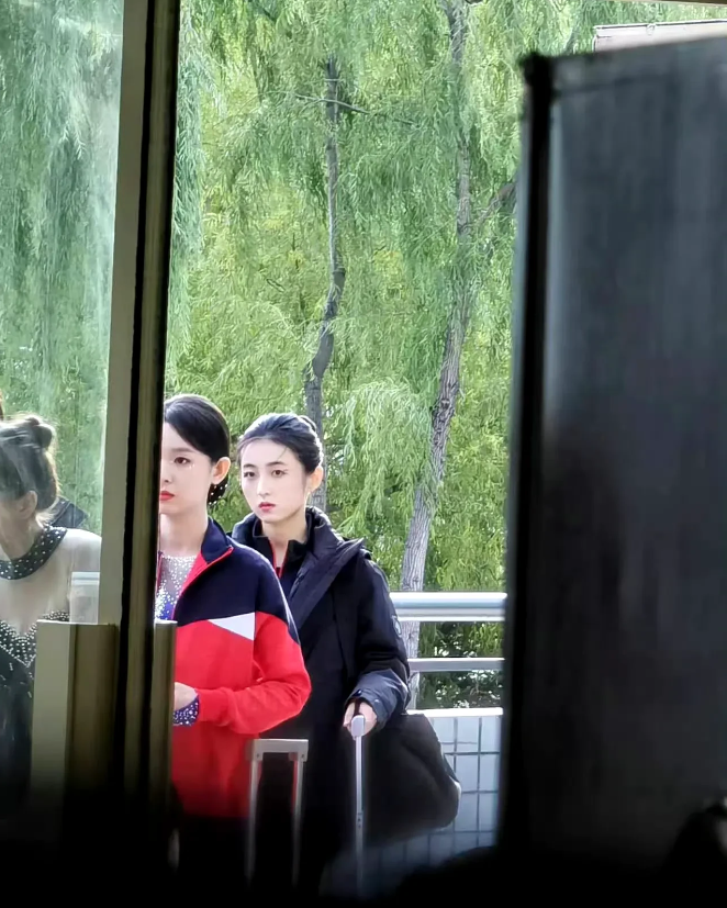 23岁女演员张子枫在齐齐哈尔大学校园拍戏被偶遇，说起来也好笑，当一群人走进来时，