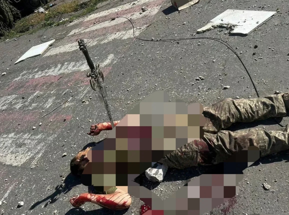 在库尔斯克地区，发生了一起令人震惊的事件：一名乌克兰士兵被发现遭处决，其胸前赫然